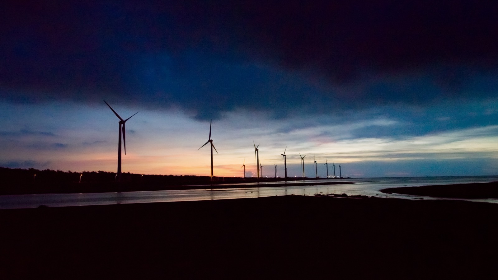 高美濕地夕陽與風力發電機